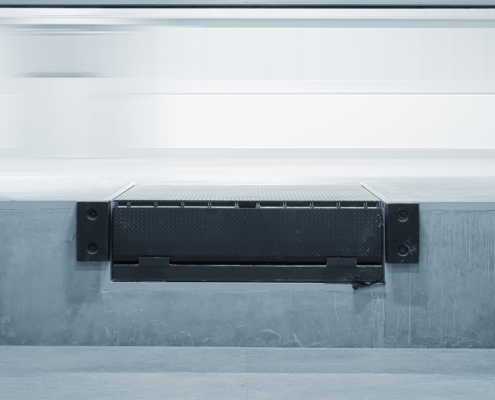 Dock leveler or height adjustable platform outside warehouse